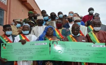 Kindia RUSAL/CBK remet un chèque de plus de 4 milliards GNF, dans le cadre du FODEL