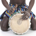 personne-africaine-avec-le-djembe-sur-le-fond-blanc-50945761