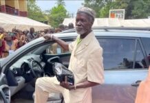 Journée mondiale des enseignants: Colonel Mamadi Doumbouya fait un don à Aboubacar Sidiki Keïta (Socrate)