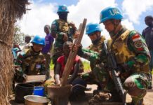 Les casques bleus et les militaires du gouvernement unissent leurs forces pour protéger les civils de la RDC