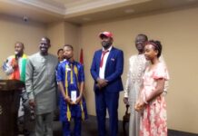 Dictée PLG francophone : Mohamed Traoré et Fatoumata Barry animent une conférence de presse pour parler de leur exploit