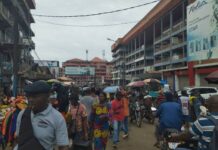Conakry : un jeune homme trouve 280 millions GNF dans une poubelle au marché de Madina