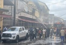 Incendie dévastateur à Madina : 17 magasins ravagés, des centaines de milliards de GNF de pertes estimées