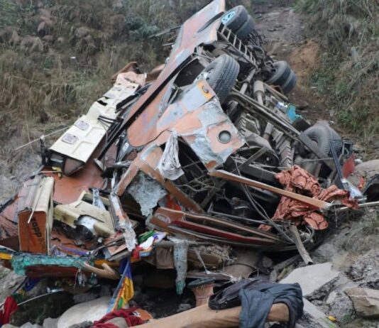 Népal : un ressortissant chinois porté disparu après l’accident d’un bus dans le centre du pays