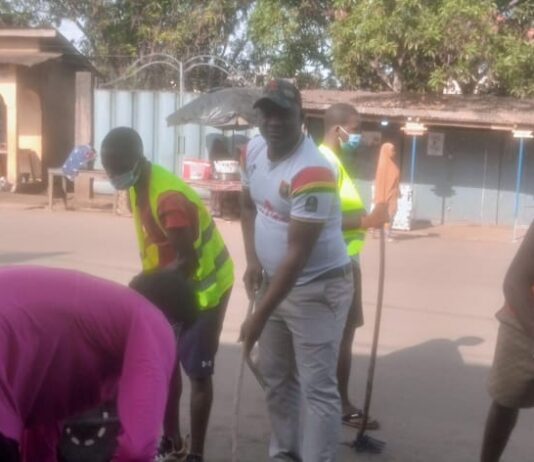 Conakry : La jeunesse de Yattaya Plateau mobilisée pour l’assainissement de son quartier