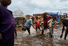 Les enfants mendiants sous la pluie : un danger silencieux