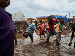Les enfants mendiants sous la pluie : un danger silencieux