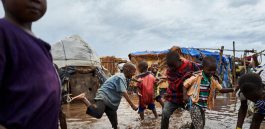 Les enfants mendiants sous la pluie : un danger silencieux
