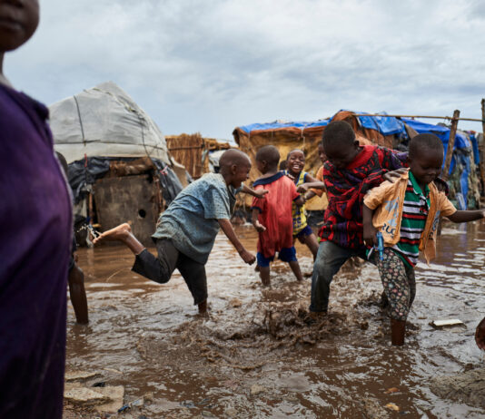 Les enfants mendiants sous la pluie : un danger silencieux
