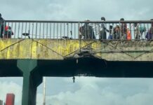 Conakry : Devenue un marché public, la passerelle de Bonfi menace la vie des usagers