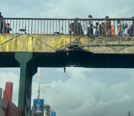 Conakry : Devenue un marché public, la passerelle de Bonfi menace la vie des usagers