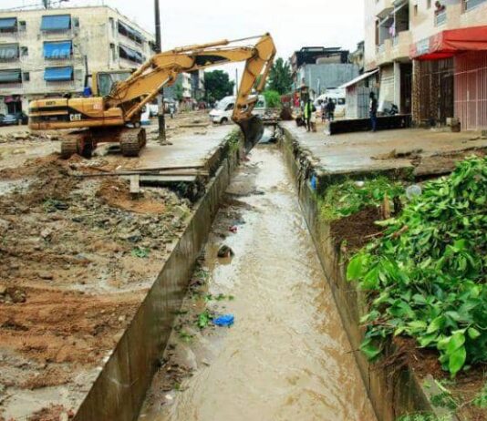 Conakry : les caniveaux ouverts, un danger permanent pendant la saison des grandes pluies