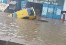 Pluies diluviennes à Conakry : Un agent en uniforme emporté par les crues près du camp Alpha Yaya Diallo